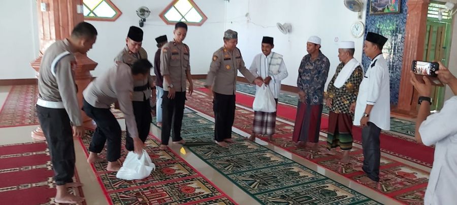 Giat Safari Jum'at, Kapolsek Gunung Megang Sambangi Warga dan Berikan Bansos Serta Arahan Kamtibmas