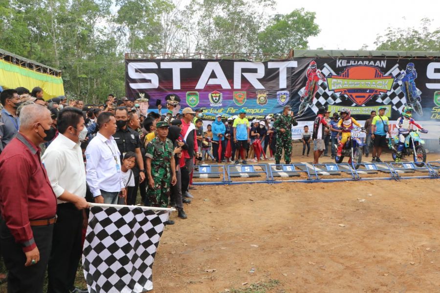 Gubernur Sumsel Buka Kejuaraan Grasstrack Open Desa Sugiwaras Barat Didampingi Pj. Sekda Muara Enim