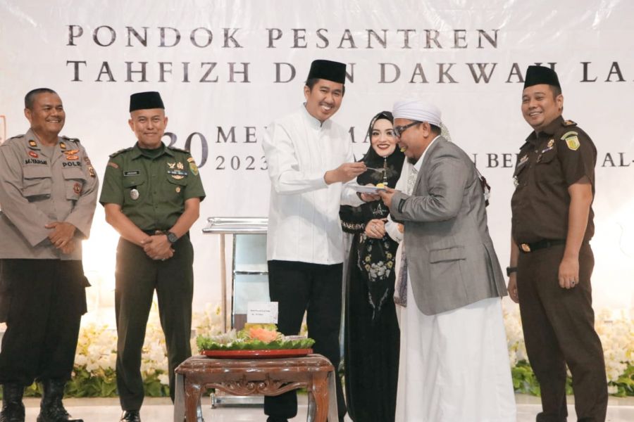 Hadiri Wisuda Tahfidz Pesantren La Roiba, Plt. Bupati Ajak Santri Terus 'Upgrade' Imtaq dan Iptek 