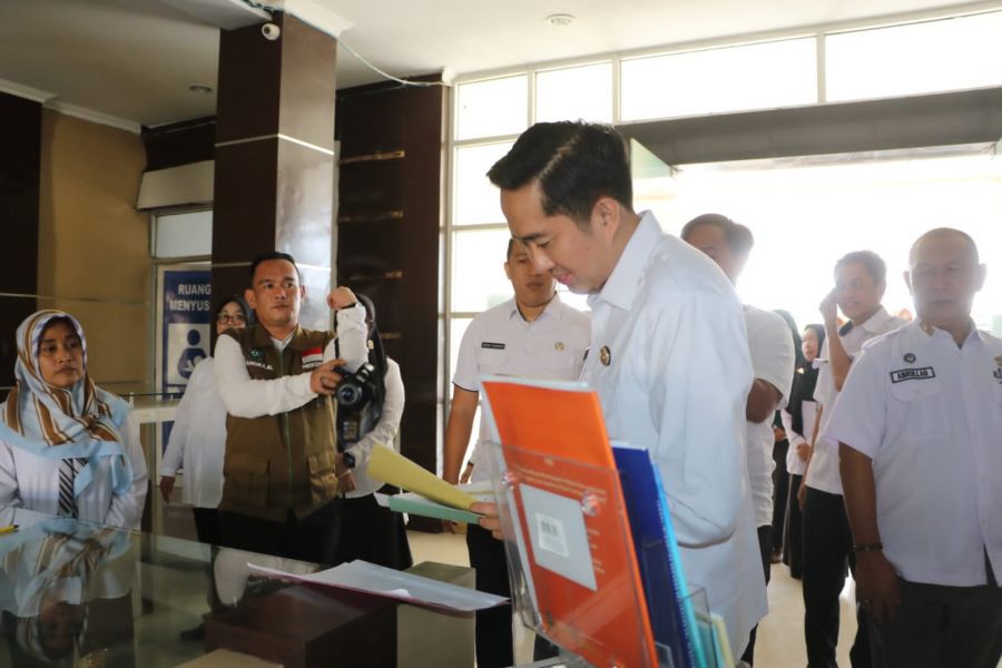 Hari Pertama Masuk Kerja, Plt. Bupati Sidak ke Sejumlah OPD