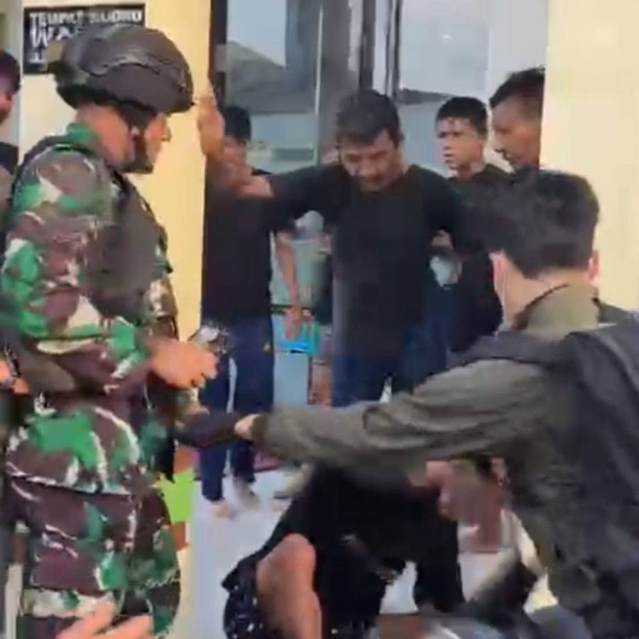 Heroik! Anggota Kodim 0410/Bandar Lampung Amankan Terduga Pelaku Pencuri dari Amuk Massa