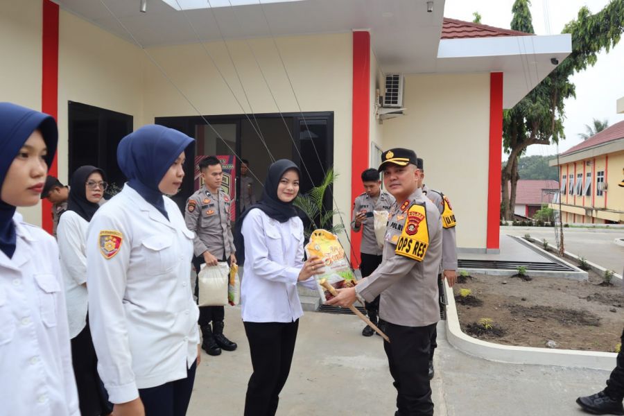 HUT Bhayangkara Ke-78, Kapolres Muara Enim Berikan Tali Asih Kepada Pegawai Harian Lepas Polri