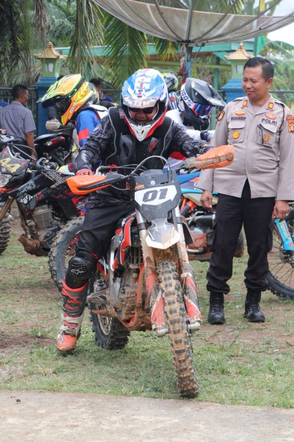 Pj. Bupati Muara Enim Tinjau Jalan Tembusan Antar Desa PT. PN VII Sungai Lengi Kec. Gunung Megang