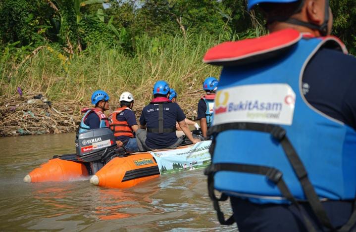 Jaga Lingkungan, Bukit Asam (PTBA) Ajak Masyarakat Bersih-bersih Sungai Enim