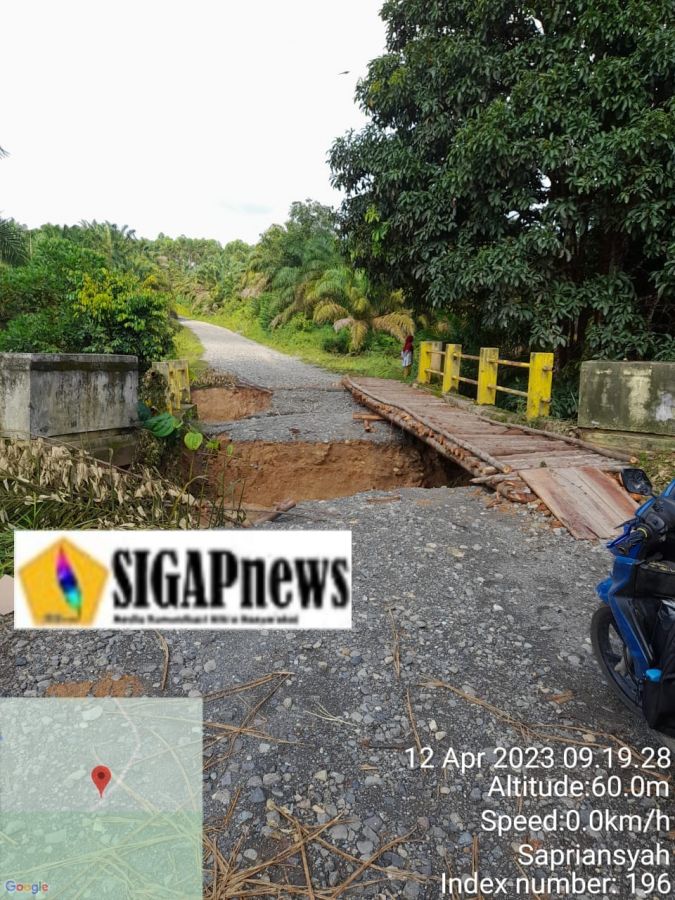 Jembatan Penghubung Dari Desa Bangun Sari Menuju Desa Harapan Jaya Muara Enim Amblas Parah