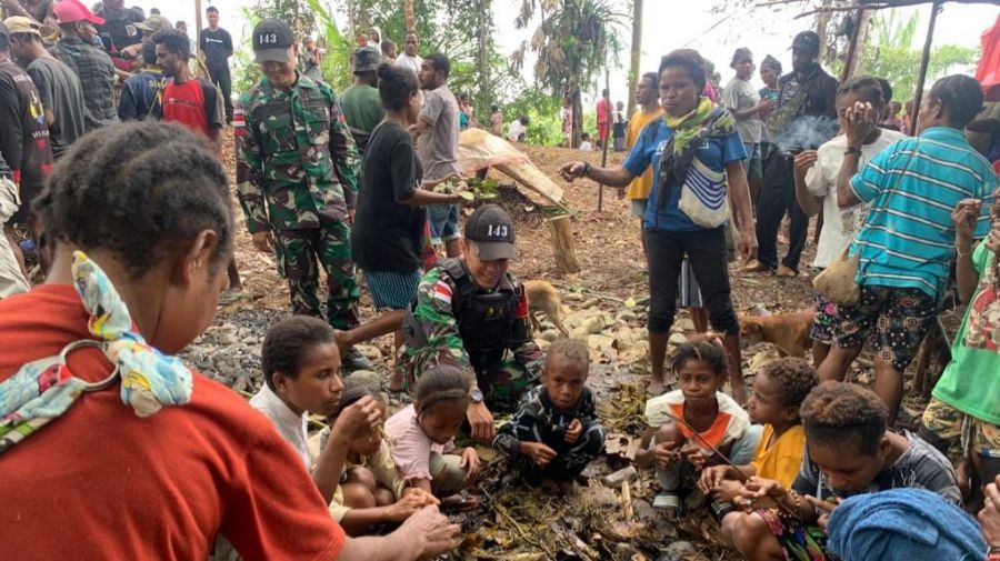 Junjung Kearifan Lokal, Satgas Yonif 143/TWEJ Sukseskan Acara Adat Di Papua