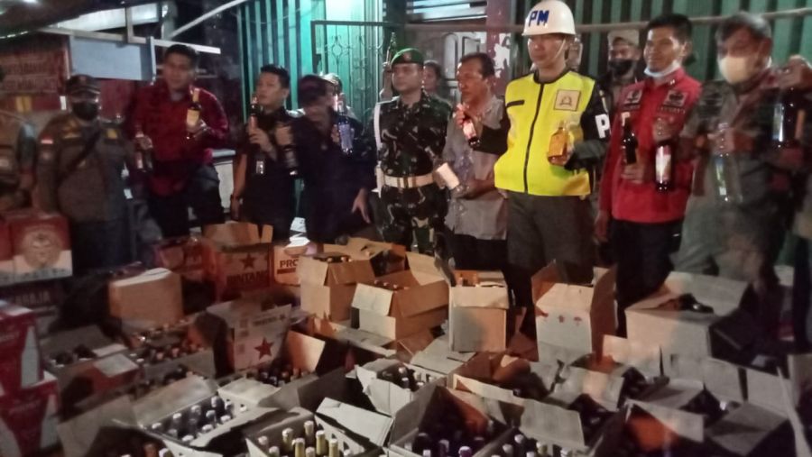 Ka. Satpol PP Muara Enim Pimpin Razia Gabungan, Ratusan Duz Miras Berhasil Diamankan