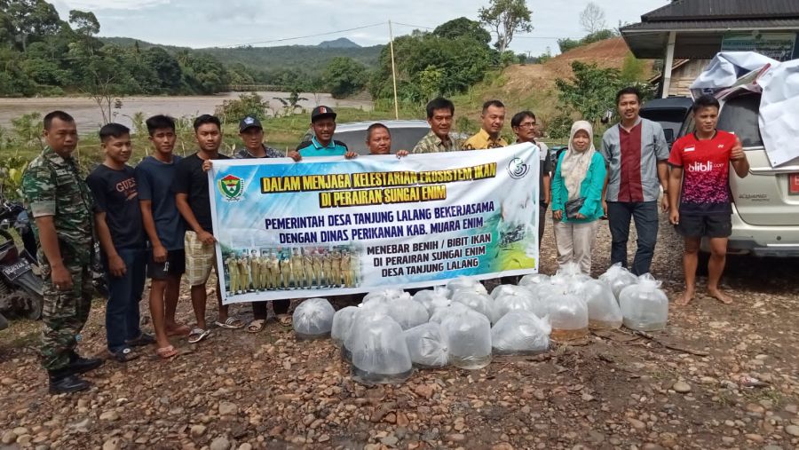 Kades Tanjung Lalang Dampingi Kadin Perikanan Kab. Muara Enim Tabur Benih Ikan Sebanyak 40.000 Ekor