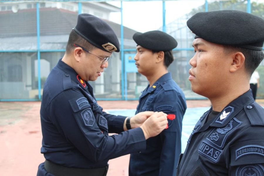 Kalapas Muara Enim Sematkan Pangkat Baru kepada Dua P