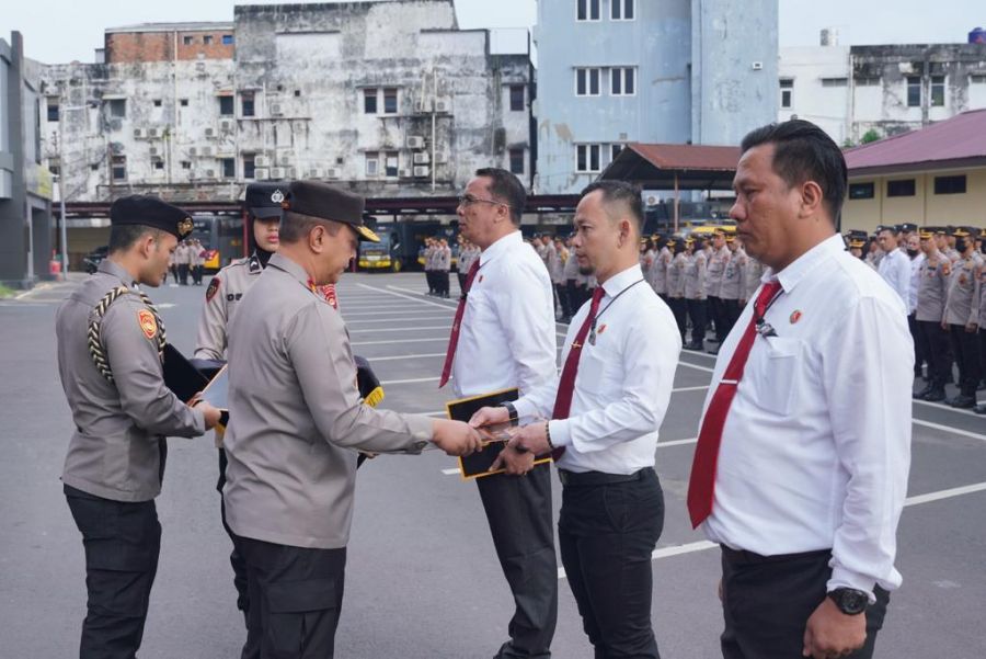 Kapolda Sumsel Beri Penghargaan Kepada 3 Anggota Polres Muara Enim yang Berprestasi