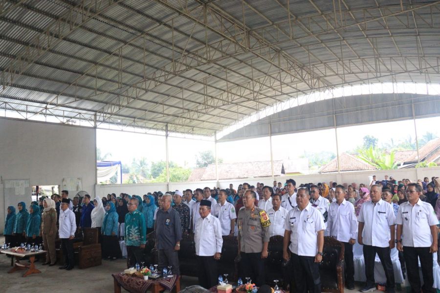 Kapolres Dampingi Wakil Bupati PALI Bagikan Sembako Balita Berisiko Stunting