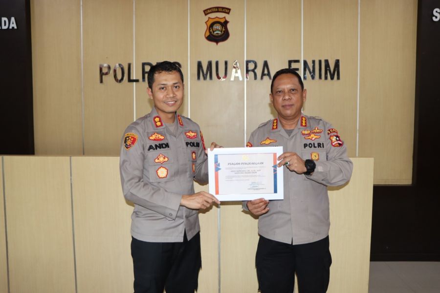 Kapolres Muara Enim AKBP Andi Supriadi Terima Penghargaan dari PT. Kereta Api Indonesia (KAI)