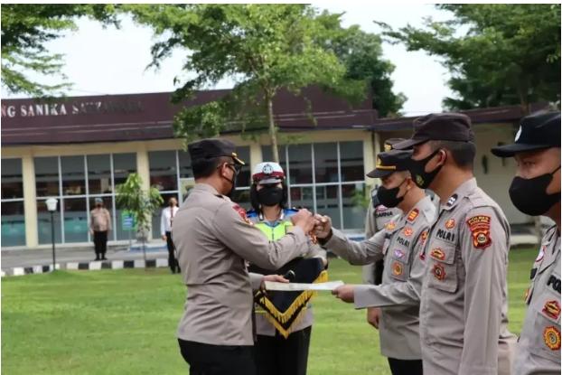 Kapolres Muara Enim Beri Penghargaan Kepada Personel, Nakes dan Masyarakat