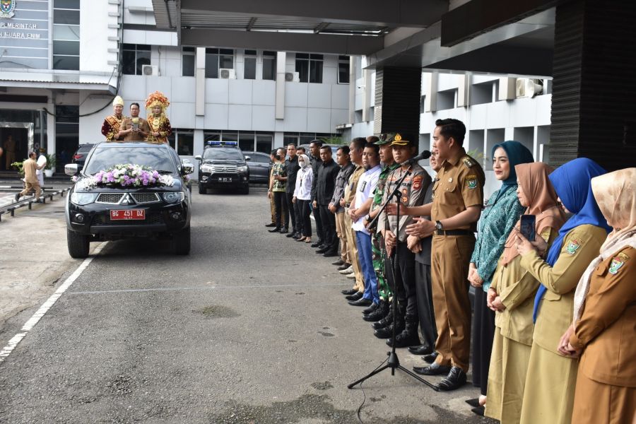 Kapolres Muara Enim Bersama Forkopimda Antusias Sambut Pawai Piala Adipura ke 14 Kalinya Th 2023