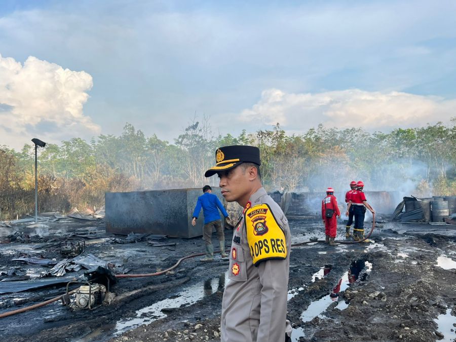 Kapolres Muara Enim Gerak Cepat Cek TKP Kebakaran Diduga BBM Ilegal, Pelaku Berhasil Diamankan