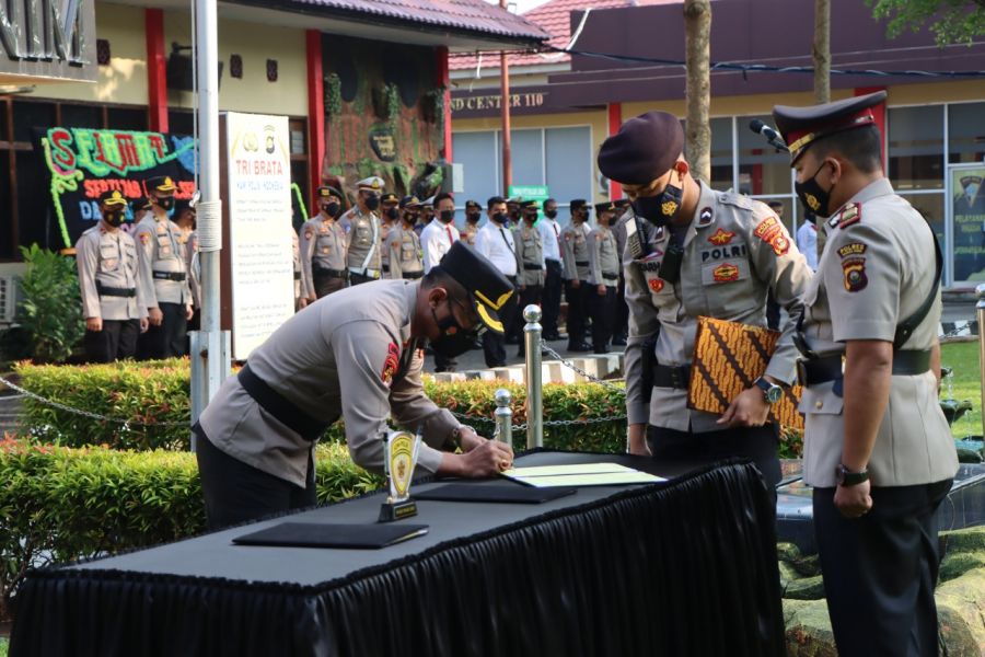 Kapolres Muara Enim Pimpin Upacara Sertijab 3 Kapolsek Lingkup Polres Muara Enim