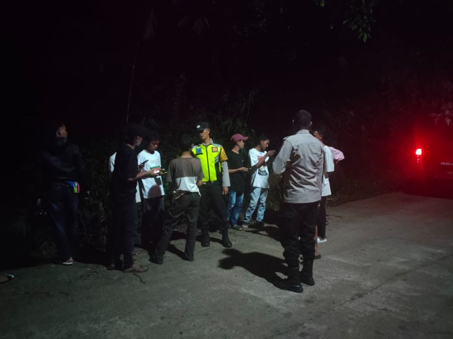 Kapolsek Lawang Kidul Amankan Kendaraan saat Nongkrong di Bukit Lawu Desa Tegal Rejo