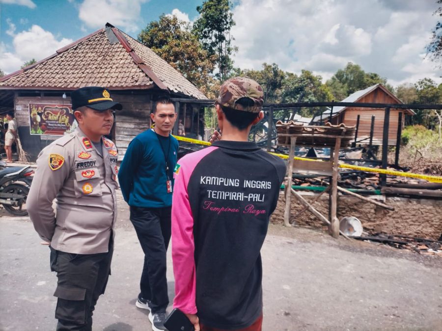 Kapolsek Penukal Utara Tinjau Lokasi Kebakaran di Desa Tempirai