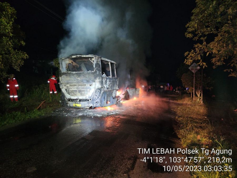 Kebakaran Bus ALS di Jalan Lintas Sumatera Muara Enim, 30 Penumpang Berhasil Dievakuasi