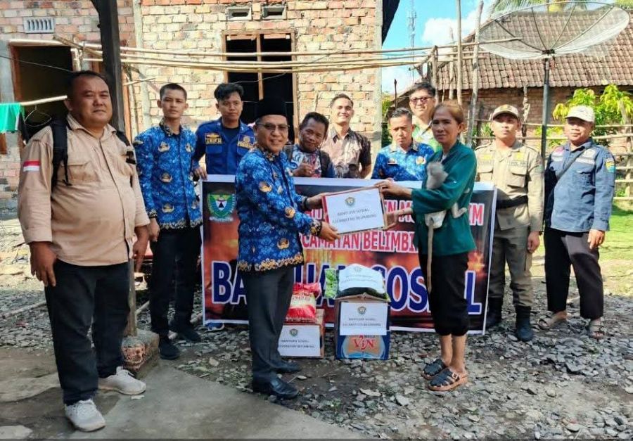 Kebakaran di Desa Cinta Kasih, Camat Belimbing Berikan Bansos