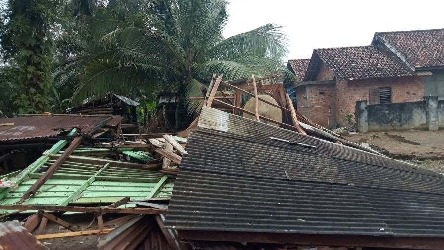 Kembali Sumaja Makmur Dilanda Angin Puting Beliung Akibatkan Rumah Rusak Parah