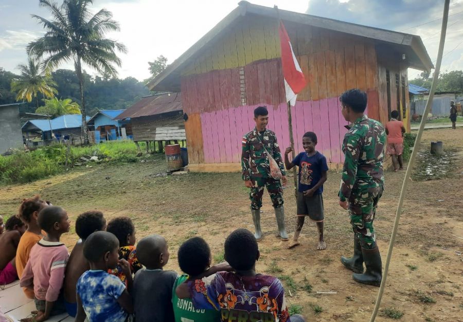 Kenalkan Merah Putih, Satgas Yonif 143/TWEJ Latih Upacara Anak-anak Perbatasan