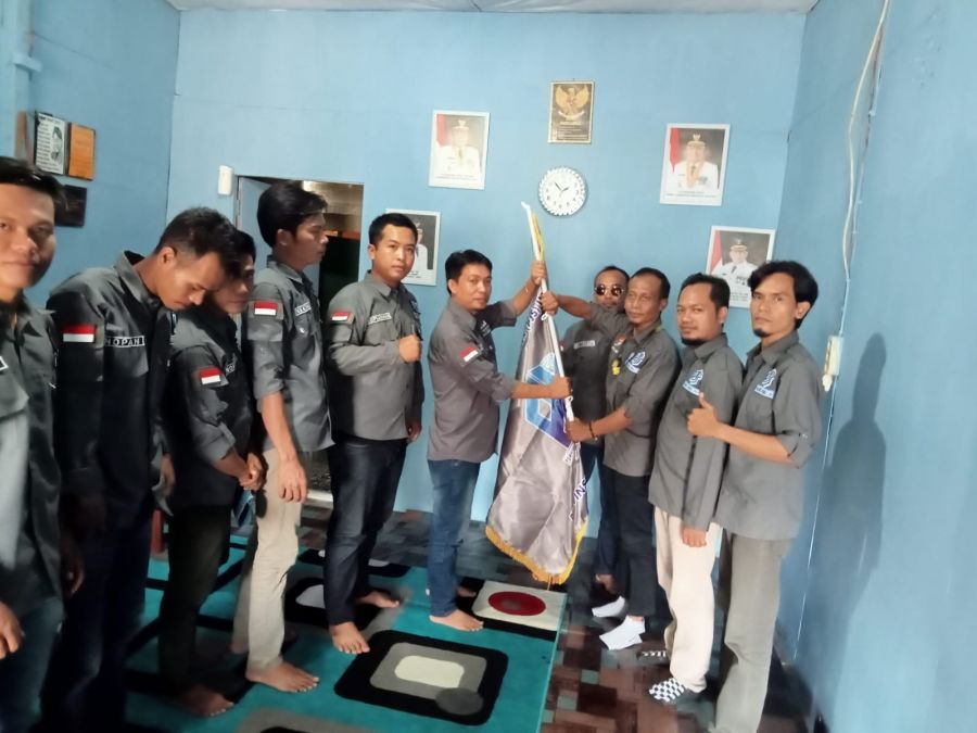 Ketua DPD PJS Sumsel Serahkan Bendera Pataka PJS Ke DPC Kabupaten Lahat