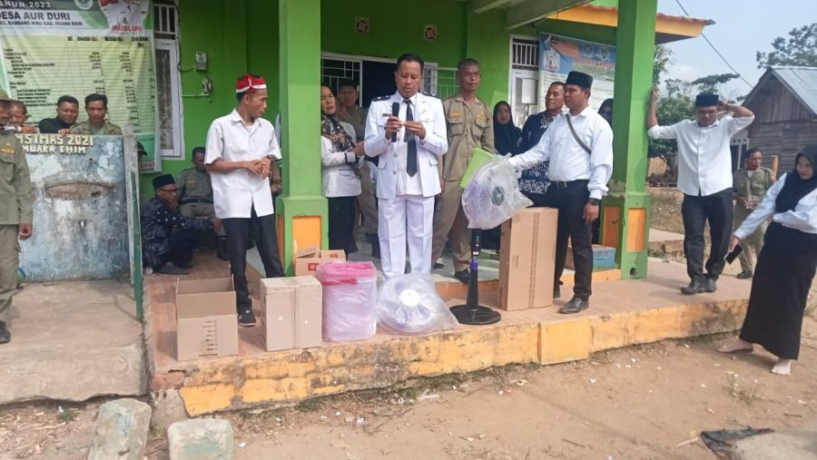 Komitmen Kades Aur Duri Muslim Usai Upacara HUT RI, Dilanjutkan Pembagian Gaji Kades dan Doorprize