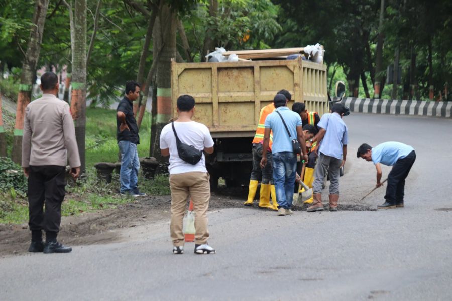 Kurangi Laka di Jalan Berlubang, Polres Muara Enim Gerak Cepat Atasi