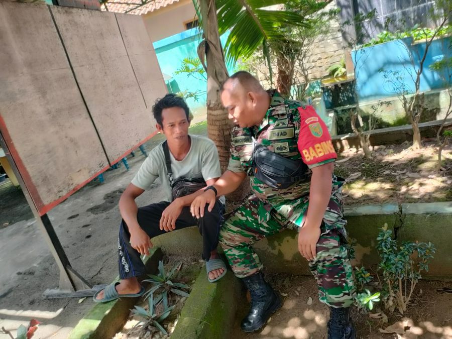 Laksanakan Komsos, Kopda Pahoton Babinsa Koramil 04/GM Mendekatkan Diri Dengan Masyarakat
