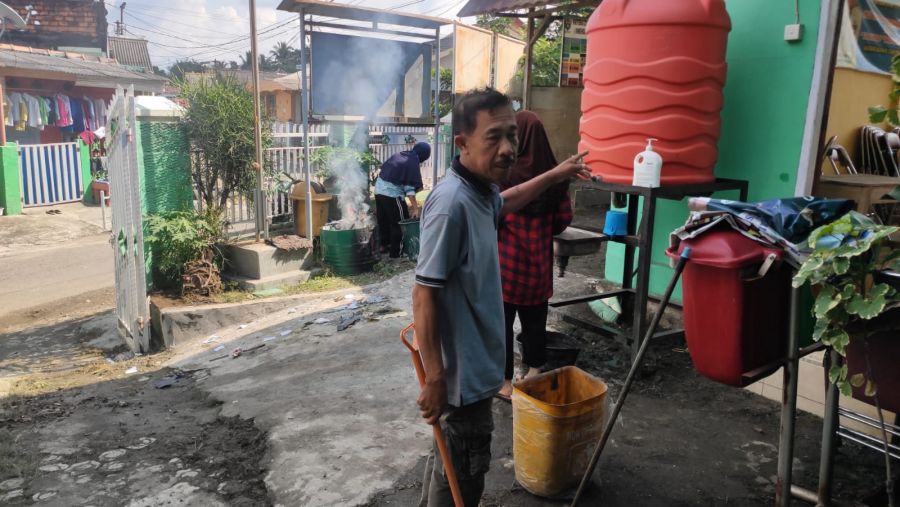 Lurah dan TP. PKK Kelurahan Tanjung Enim Manfaatkan Hari Libur Bersih-Bersih Lingkungan 
