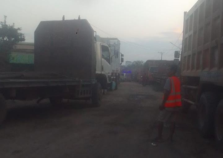 Masyarakat Simpang Raja Kel. Handayani Mulya Pali Resah Dengan Keberadaan Mobil Diduga Milik PT BSE