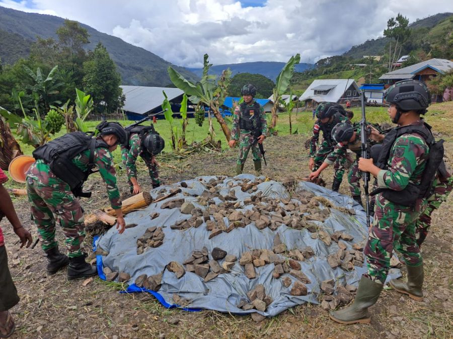 Masyarakat Tolikara, Satgas Yonif Raider 142/Kj Hadiri Acara Pernikahan & Prosesi Adat Bakar Batu
