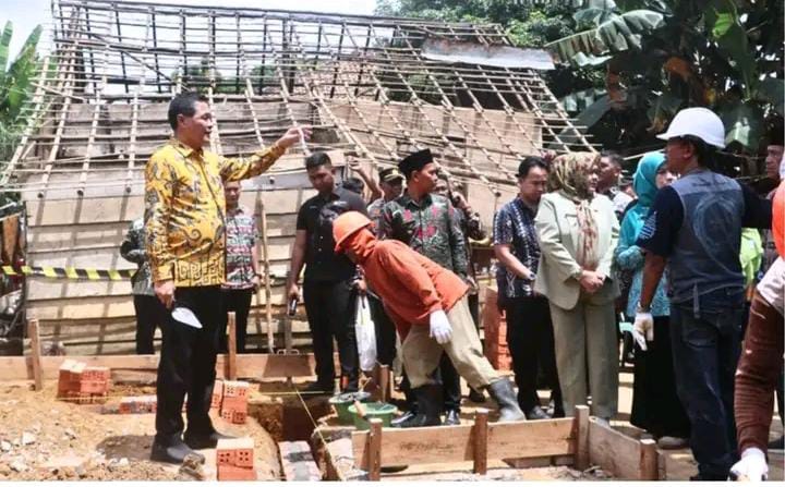 Medco E&P Hadirkan Harapan Baru bagi Warga Sumaja Makmur Lewat Program Bedah Rumah