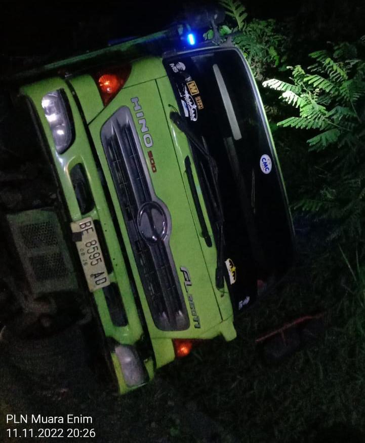 Entah Apa yang Salah, Mobil Angkutan Batubara Kembali Menabrak Tiang Listrik