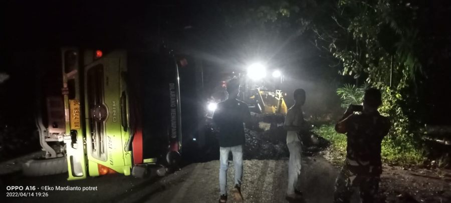 Mobil Truck Batubara Terbalik di Tebing Simpang Air Paku Sebabkan Macet Sampai 1 KM