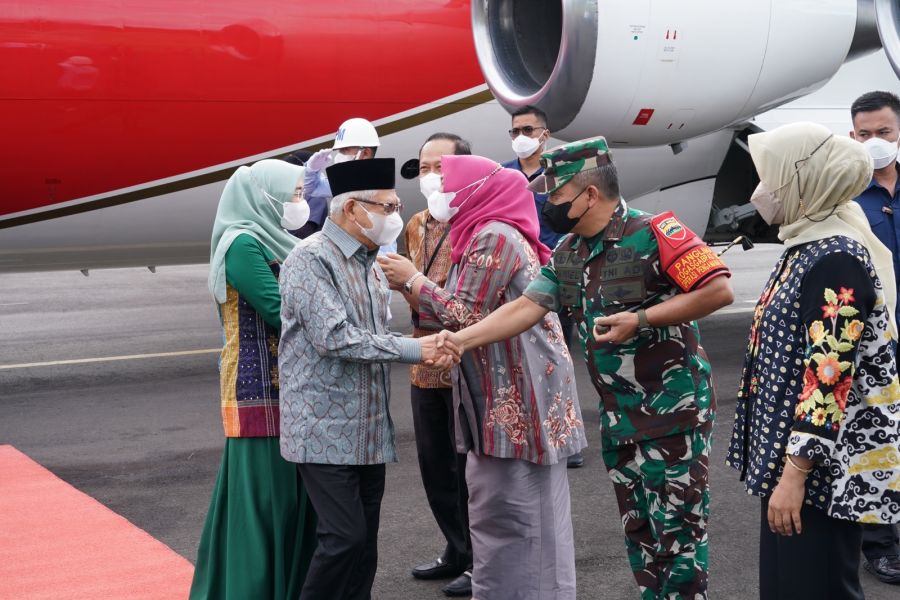 Pangdam I/BB Bersama Forkopimda Tapteng Sambut Wapres RI di Bandara FL Tobing 