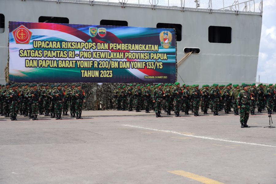 Pangdam II/Swj Dampingi Panglima TNI Berangkatkan Satgas Pamtas Yonif Raider 200/BN