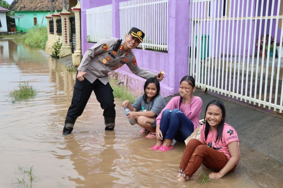 Pasca banjir di Muara Enim, Kapolres Berikan Dukungan Psikolog dan Bantuan Sosial Kepada Anak-anak