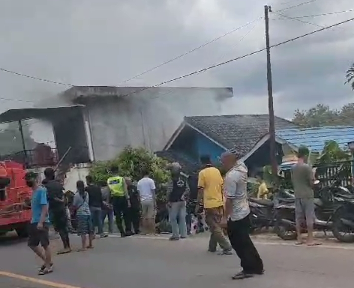 Pasca Lebaran Hari Ke-lima, Satu Unit Rumah Warga Muara Enim Dilalap si Jago Merah