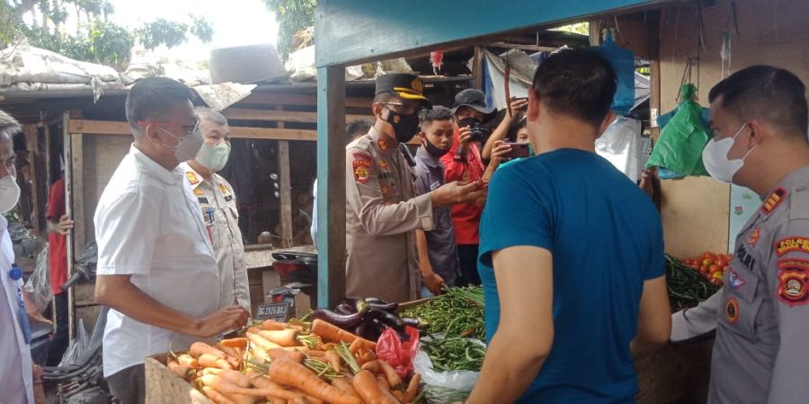 Pastikan Sembako Aman Menjelang Ramadhan, Kapolres Muara Enim Memonitor Pasar Muara Enim