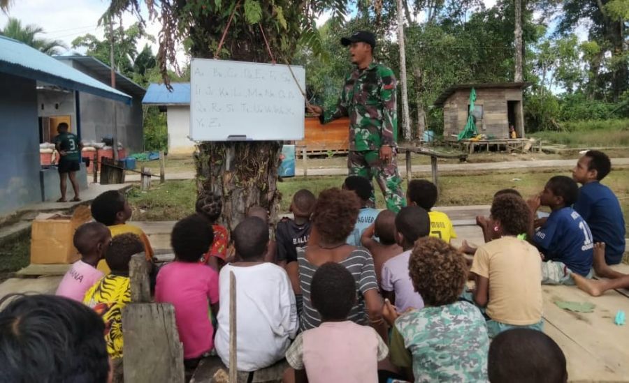 Peduli Anak Bangsa, Satgas Yonif 143/Twej Dirikan Sekolah Darurat Untuk Anak-anak Papua