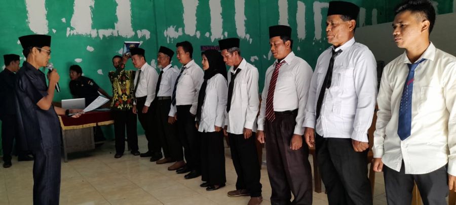 Pelantikan Panitia Pilkades Sumaja Makmur, Jadikan Demokrasi Damai Ini Pesan Plt Camat Gunung Megang