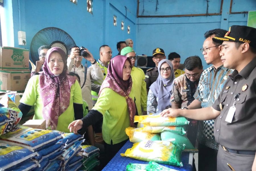 Pemkab. Muara Enim dan Kajari Gelar Operasi Pasar Murah di Lawang Kidul