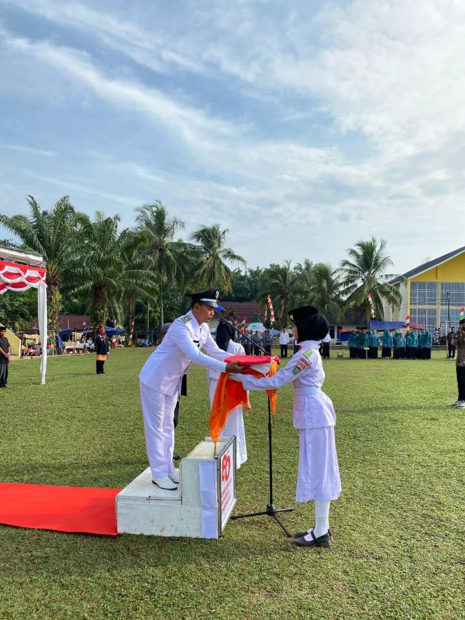 Pengibaran Bendera Merah Putih Di Desa Sumaja Makmur Sukses Dilaksanakan, Penuh Makna dan Terharu