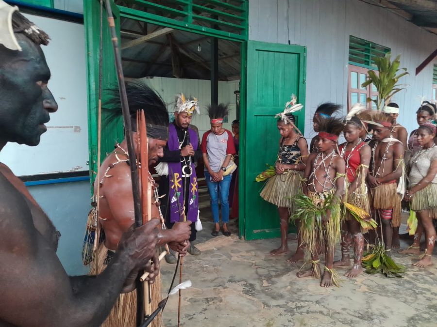 Perarakan Salib IYD, Satgas Pamtas RI-PNG Yonif 725/Woroagi Lakukan Pengamanan Dan Pengawalan