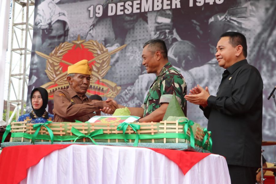 Peringati Hari Bersejarah Bersama Kasdam II/Swj, Pj. Bupati Laksanakan Upacara HUT Inf TNI Ke-74