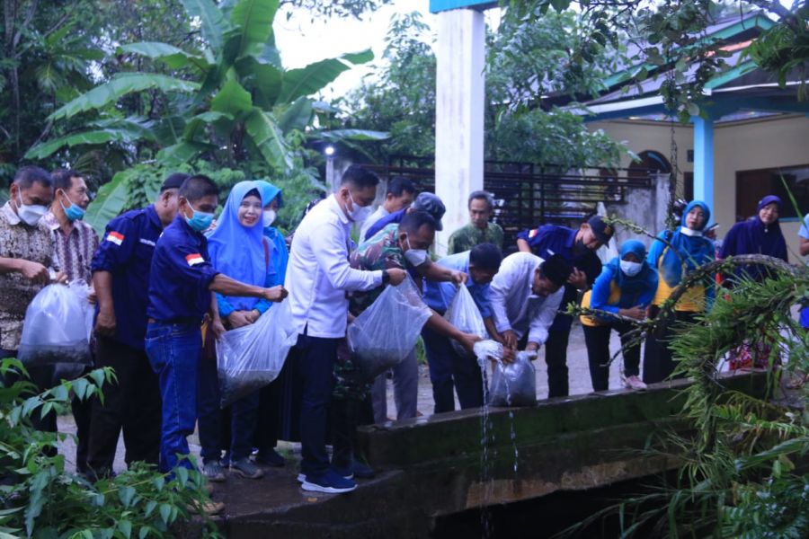 Peringati Hari Bumi Sedunia, Ikatan Jurnalis Lawang Kidul Tabur Benih Ikan Lele