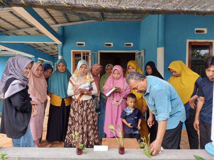 Pertamina EP Adera Field Bina Kelompok Perempuan Selaras Alam Desa Pengabuan