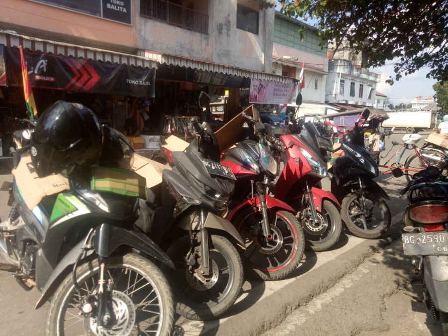 Pintar Pencuri Knalpot Motor Yang Sedang Parkir di Area Pasar Muara Enim, Tak Sedikitpun Dicurigai
